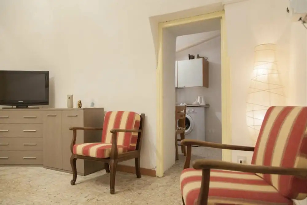 1 Bed Flat - Sleeps 2 - Parking