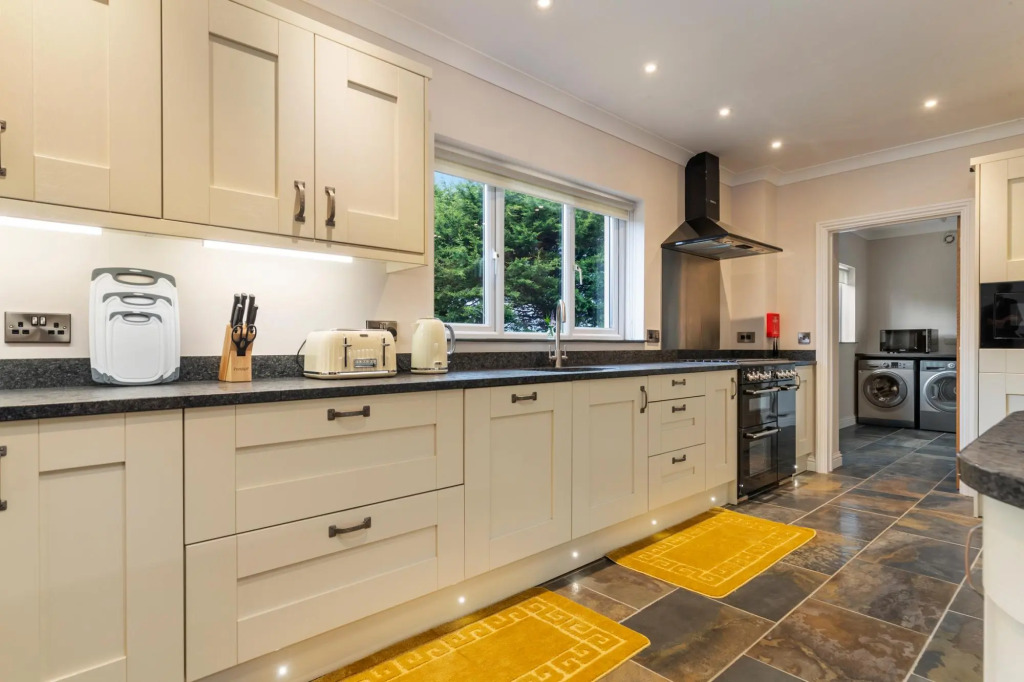 Maynor - Large Luxury House, Log Burner, Central Location