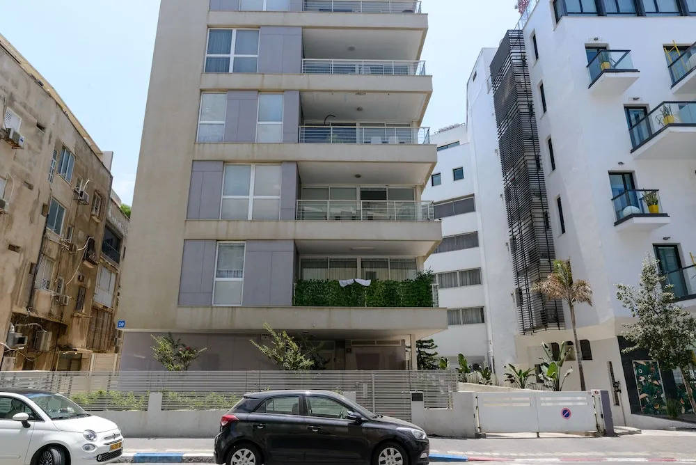 High Standard Seaside Apartment w/ Parking