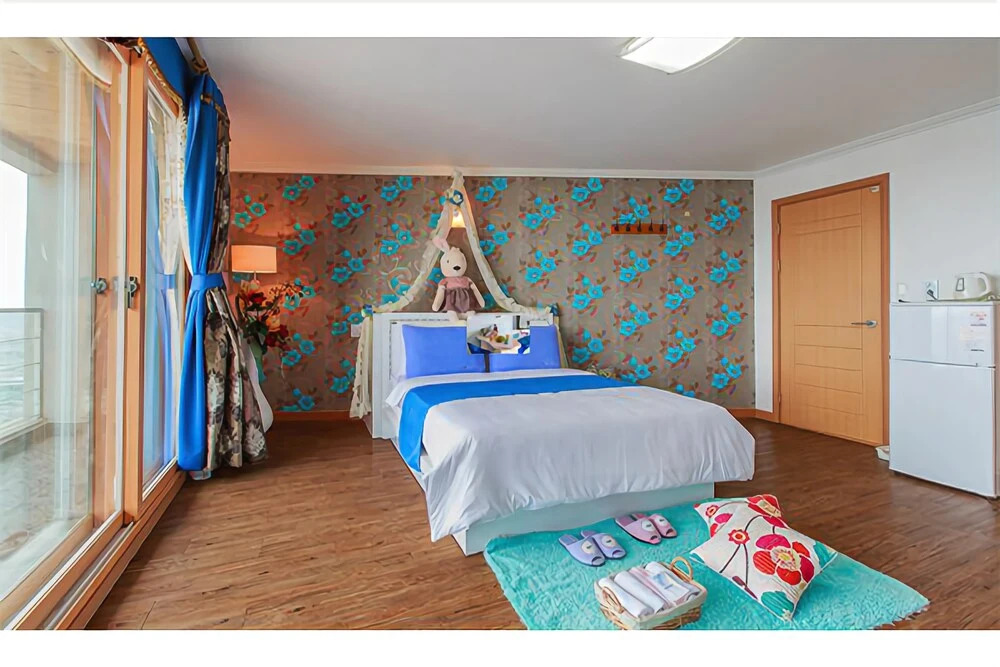 Yangyang Seaglow Rainbow Pension