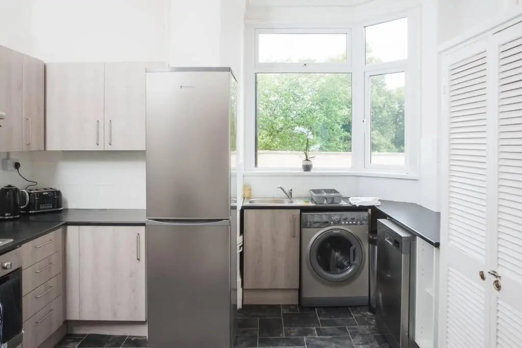 Newport house sleeps 9 - Mycityhaven