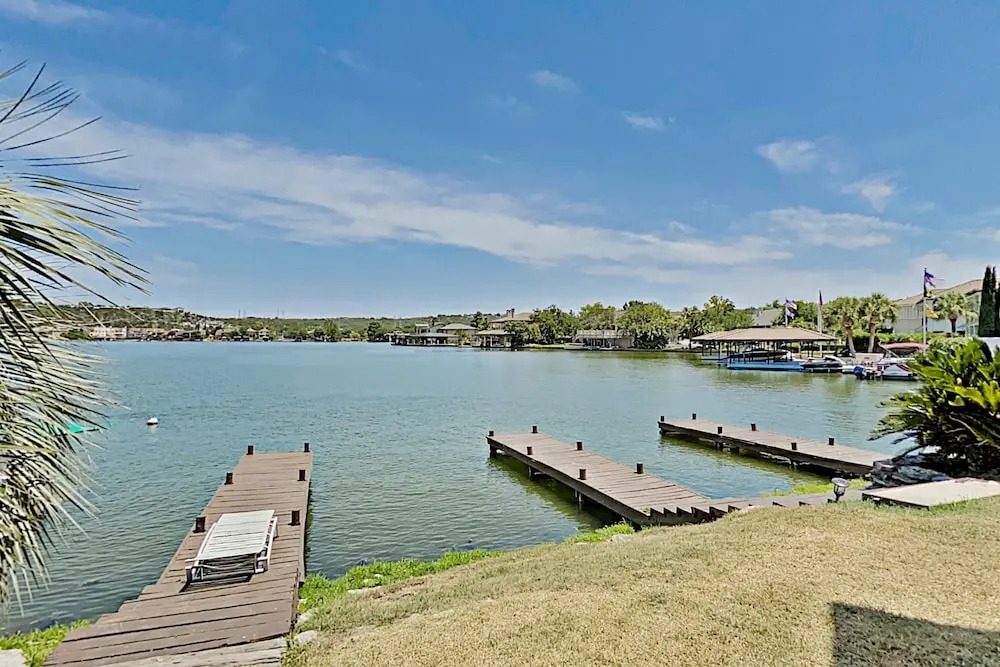 Lakefront Horseshoe Bay Hideaway W/ Pool & Docks 3 Bedroom Condo