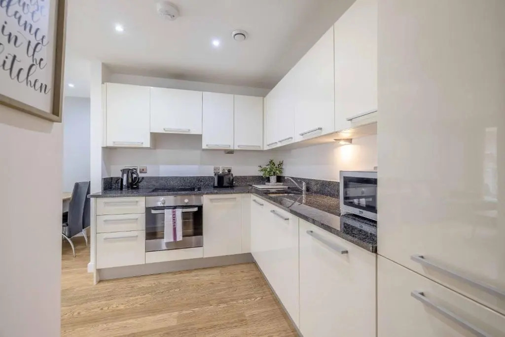2 Bed at Slough Station & Parking - London in 20 Mins