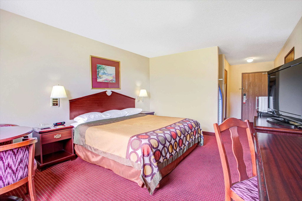 Super 8 by Wyndham Clinton