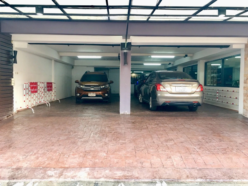 Double DD House at MRT Sutthisarn