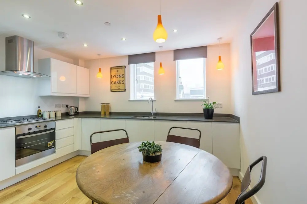 Super Central 2 Bedroom Flat With Balcony Zone 1!