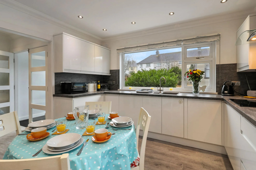 Ocean Waves - Ground Floor Apartment Pet Friendly Enclosed Garden