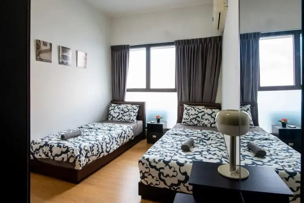 Chic 3BR in Danga Bay With Water Views & Parking