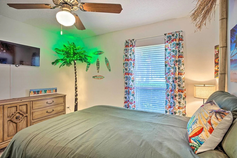 Cedar Creek Lake Home: Private Dock & Hot Tub