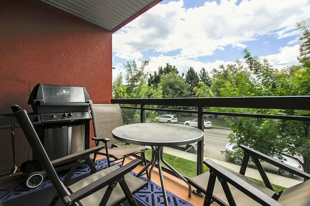 Gorgeous Two Bedroom Two Bath Plus Den by Elevator #249