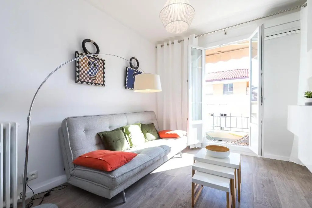 Cosy 1 Bdr Near Garibaldi Square - Top Floor & AC