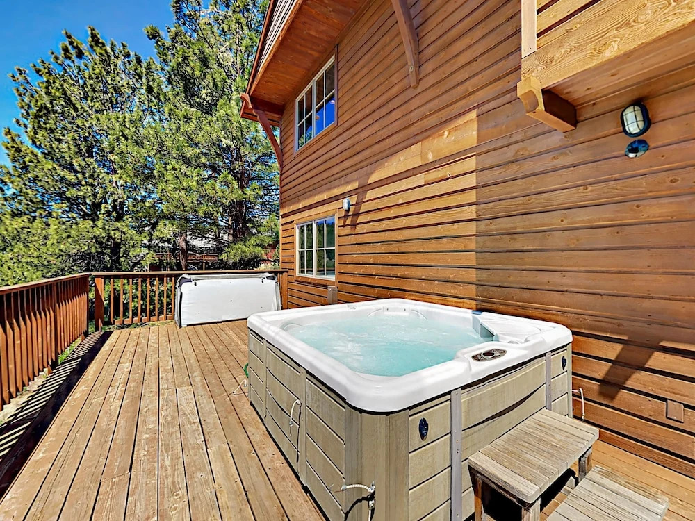 Spacious and Scenic Truckee House by RedAwning