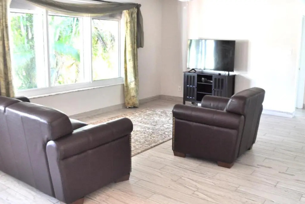 Lovely 3-bd, walk to bars, 9 min drive from beach! Heated pool.