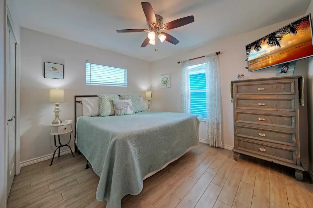 Purple Parrot by Avantstay Heated Pool, Beach Access & Central Port A Location