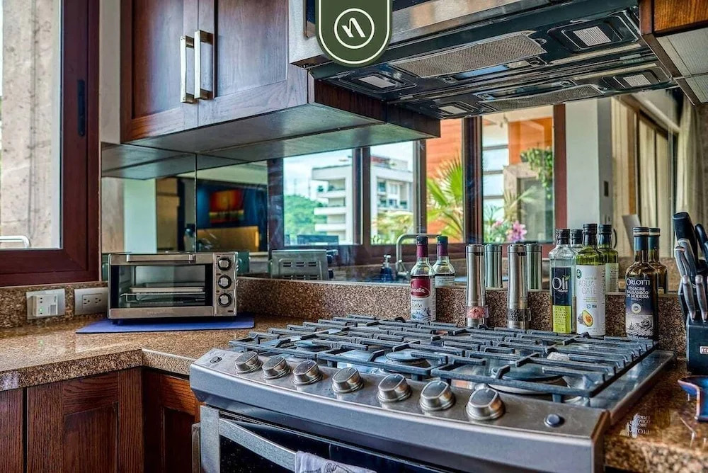 1 BR Condo - Amazing Sunsets From the Roof - Pool
