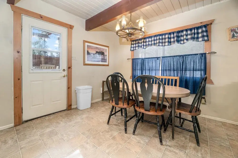 Bear Trap Cabin - Nice Cabin In A Quiet Area. With Hot Tub 2 Bedroom Home