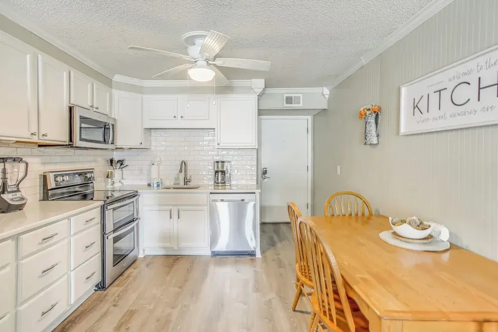 Pool Access & Ocean Views: Myrtle Beach Gem!