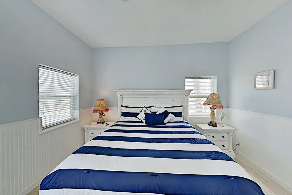Great Home Located In A Wonderful Community In Royal Sands 5 Bedroom Home