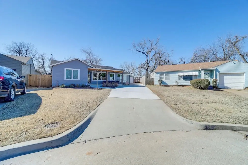 Walk to Gathering Place & Brookside: Tulsa Studio