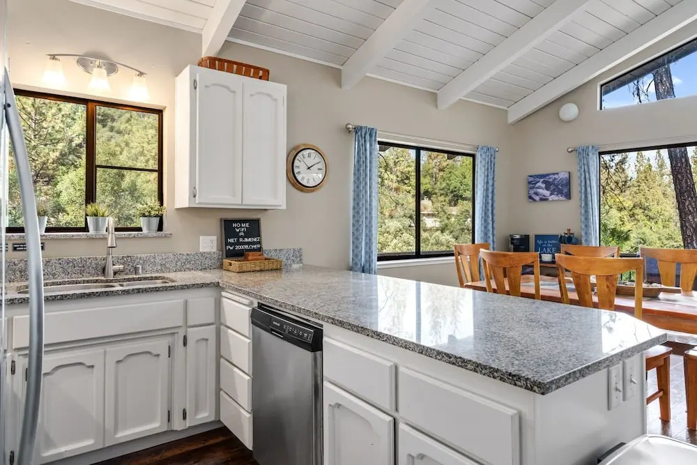Creekside Hideaway - Spacious Home Hidden in Trees by Yosemite Region Resorts