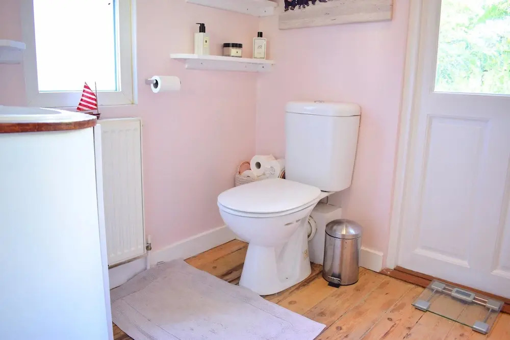 1 Bedroom Home With Private Garden in Barons Court
