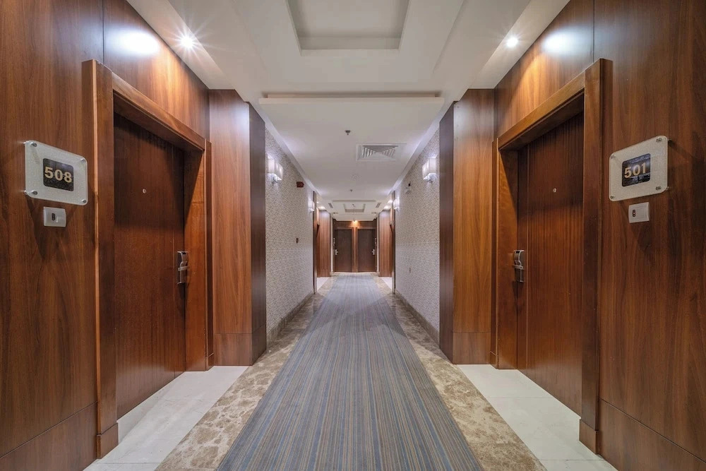 فندق وست لاند West Land Hotel