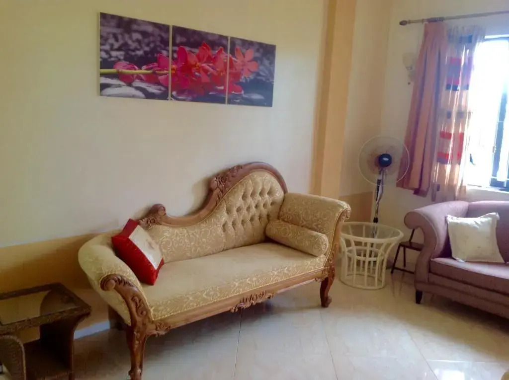 Cardamon Villa is a 2 bedroom with 1 bathroom and seperate toilet detached house with AC and swimming pool , 5 minutes walk from Flic en Flac public beach