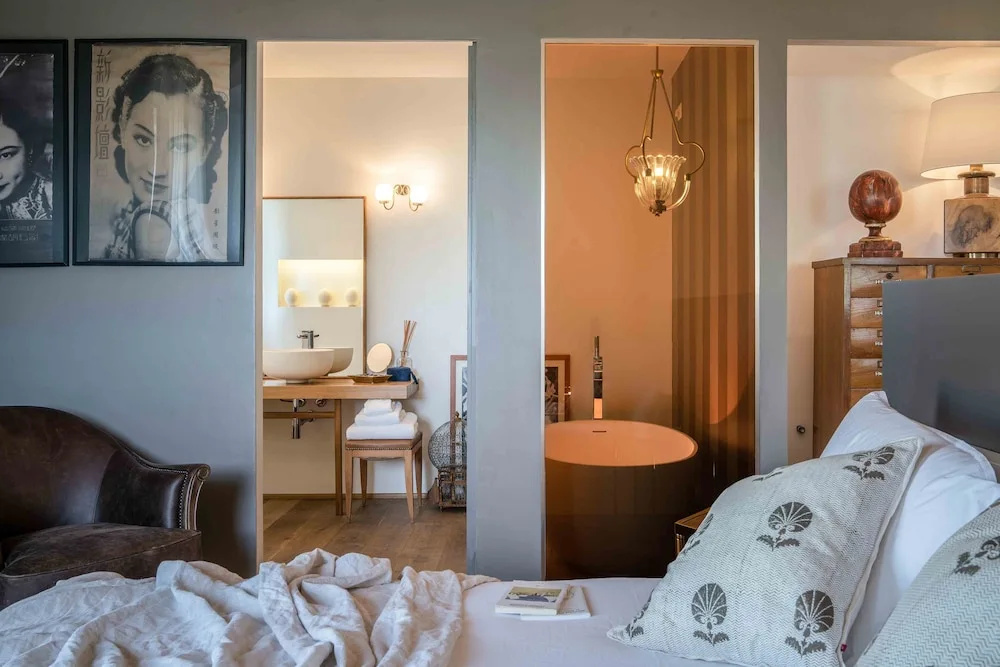 CasaVostra - Ambience Suites