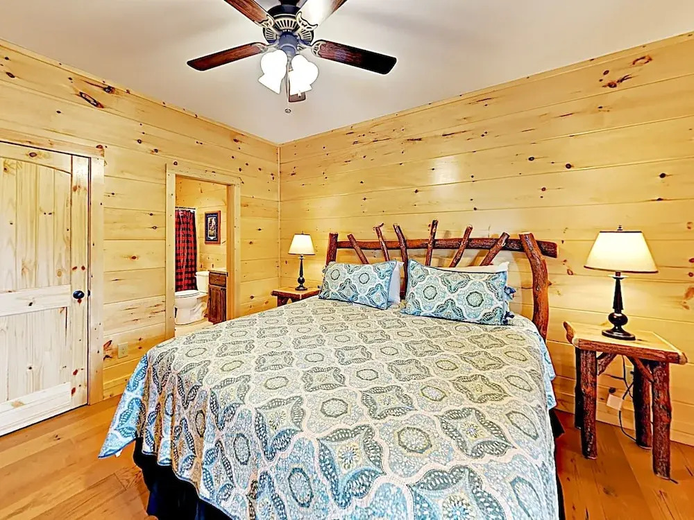 New Listing! Gorgeous W/ Mountain Views 3 Bedroom Cabin