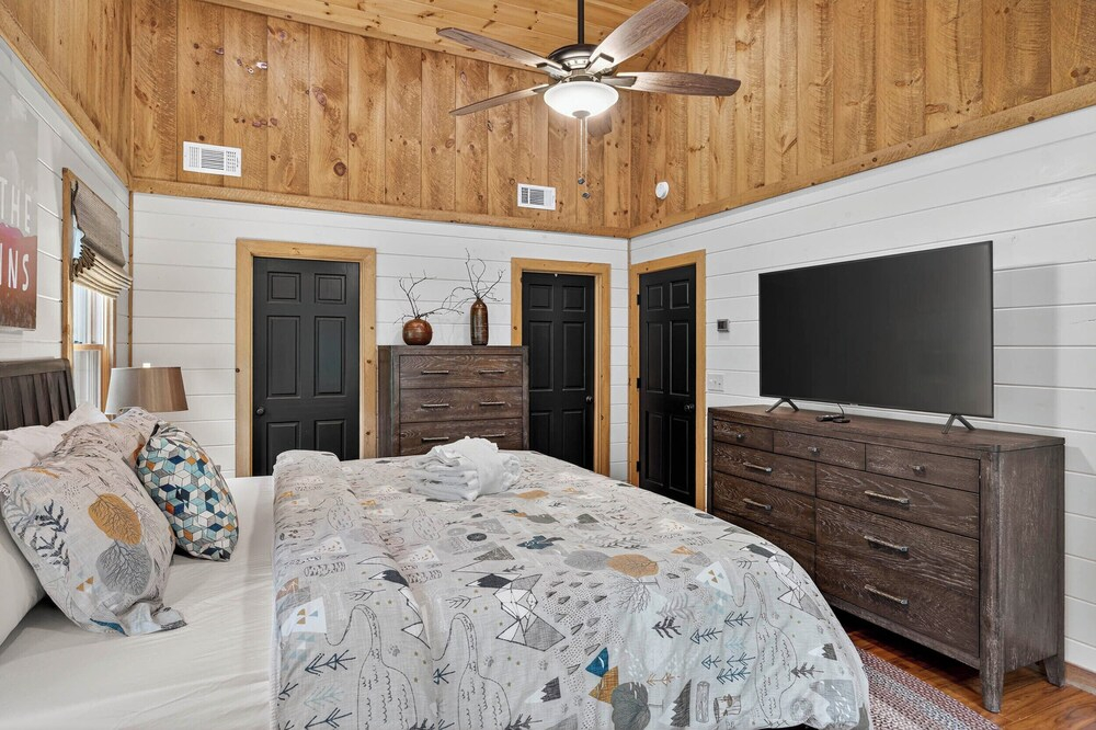 Luxury Mineral Bluff Cabin With Deck & Hot Tub!