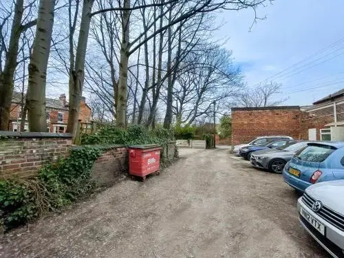 Spacious 2Bed Apartment with FREE PARKING! 15min to city & Christie NHS