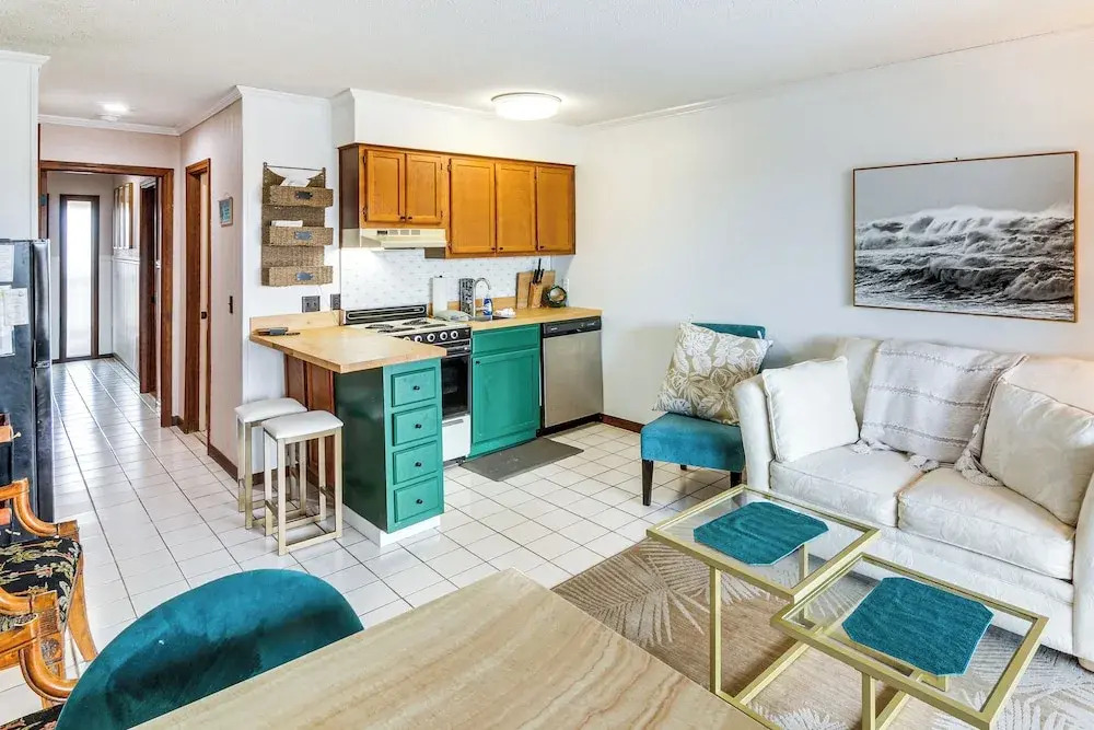 Pool, Spa & Dining: Beach Condo in Hilton Head!
