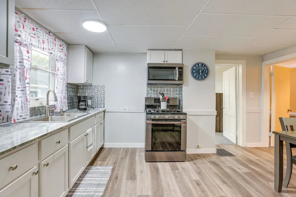 Central Auburn Apartment w/ Porch: Pets Welcome!