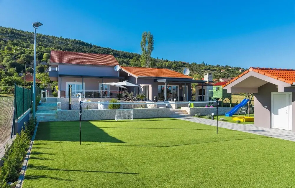 Amazing Home in Siveric with Hot Tub, Sauna & WiFi