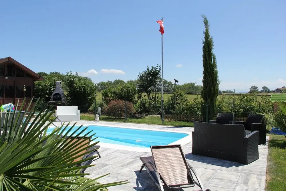 Studio in Bevaix, With Pool Access, Enclosed Garden and Wifi