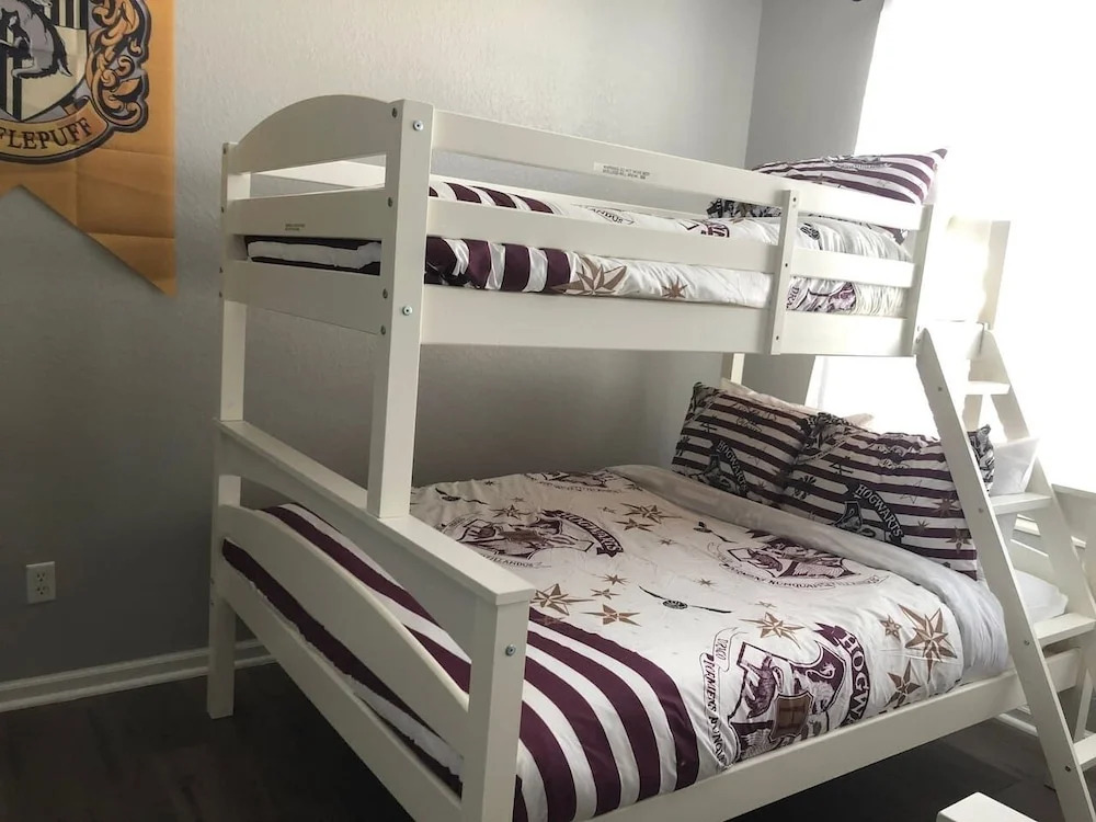 Tideview 44 · Walk TO Convention! Modern. Universal& Disney