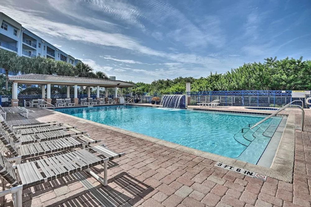 Walk to Shore: 5th-floor Condo in New Smyrna Beach