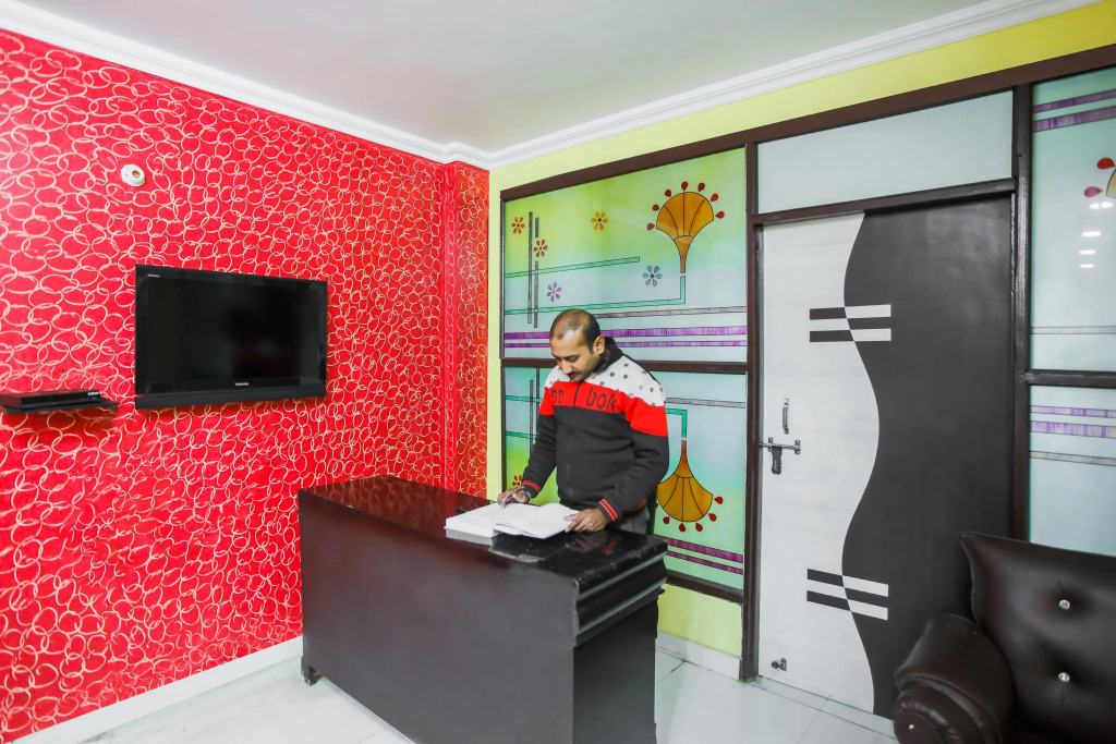 SPOT ON Hotel Harrys 1 Near Select Citywalk Mall