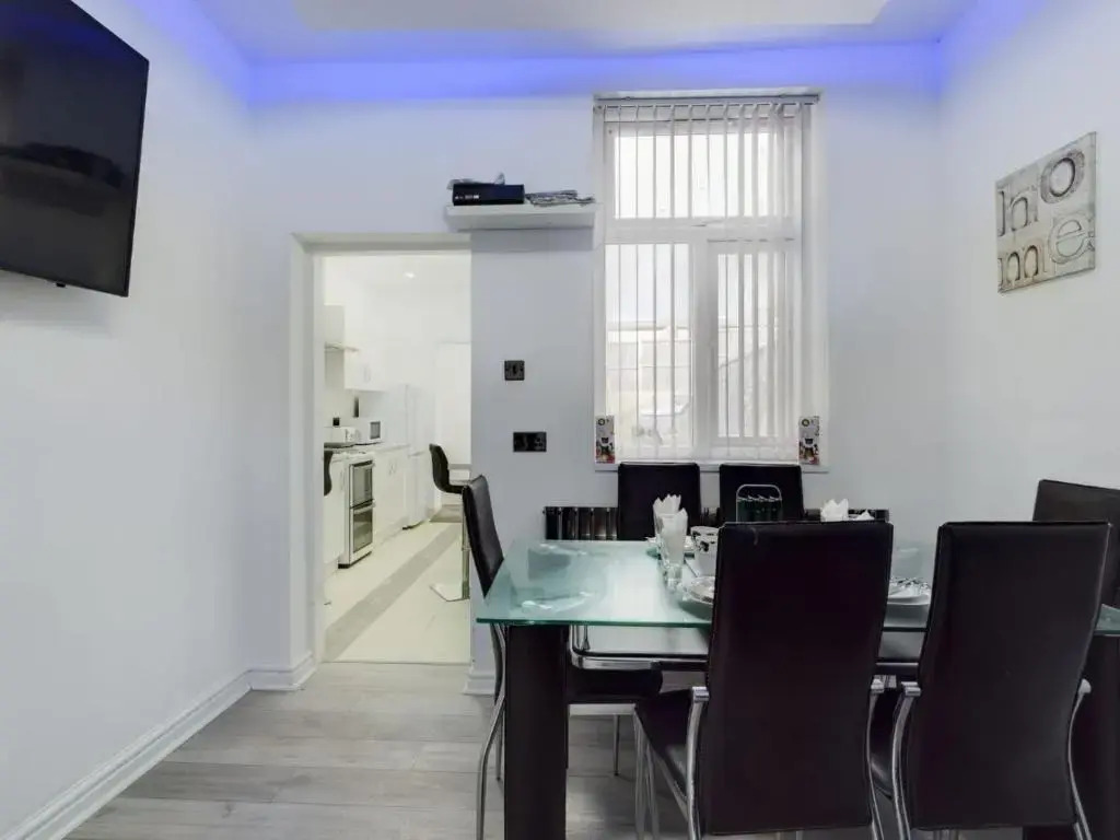 Stunning 4-bed House Fully Refurbished Modern