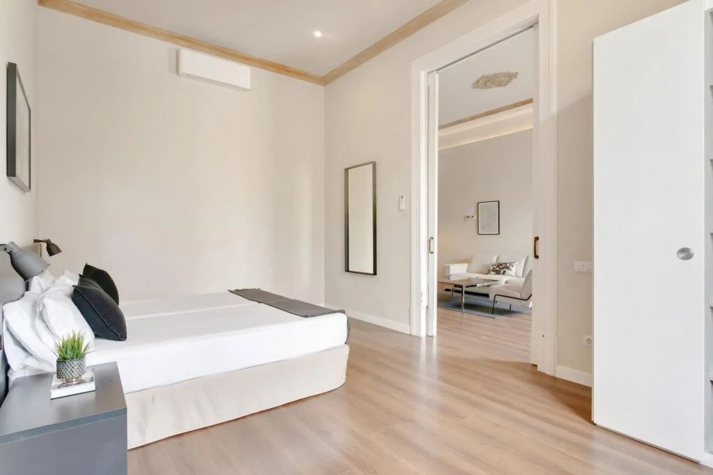 Condal in Barcelona with 3 bedrooms and 2 bathrooms