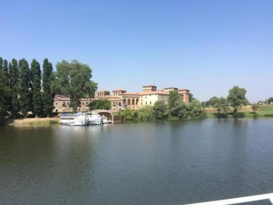 Appartamento fronte Parco Hofer con parcheggio privato gratuito e check out fino ore 19 su richiesta