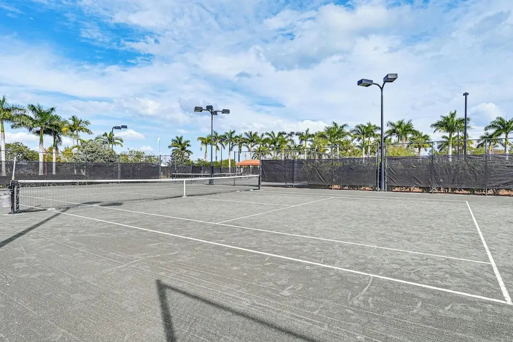 3 Mi to Naples Beach! Couple's Resort Getaway