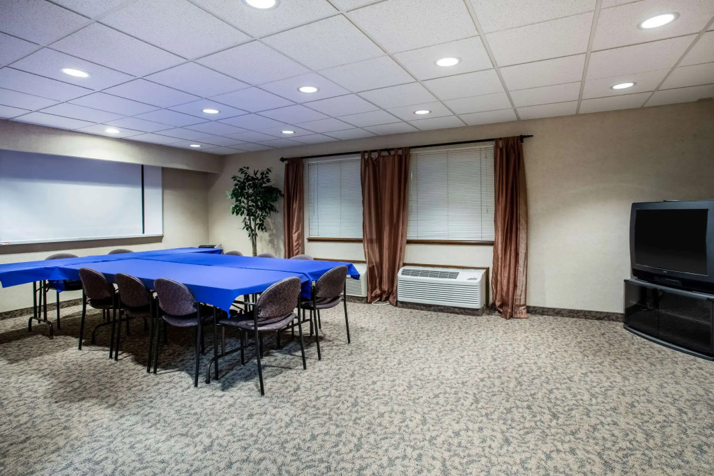 Travelodge by Wyndham Colorado Springs Airport - Peterson SFB