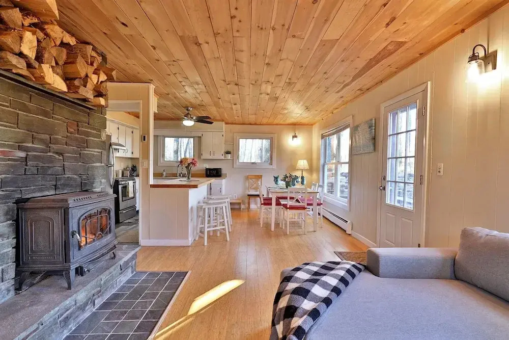 Your Ski Home: Powder Park Place - Upper Level. Close To Killington. Hot Tub. 4 Bedroom Home