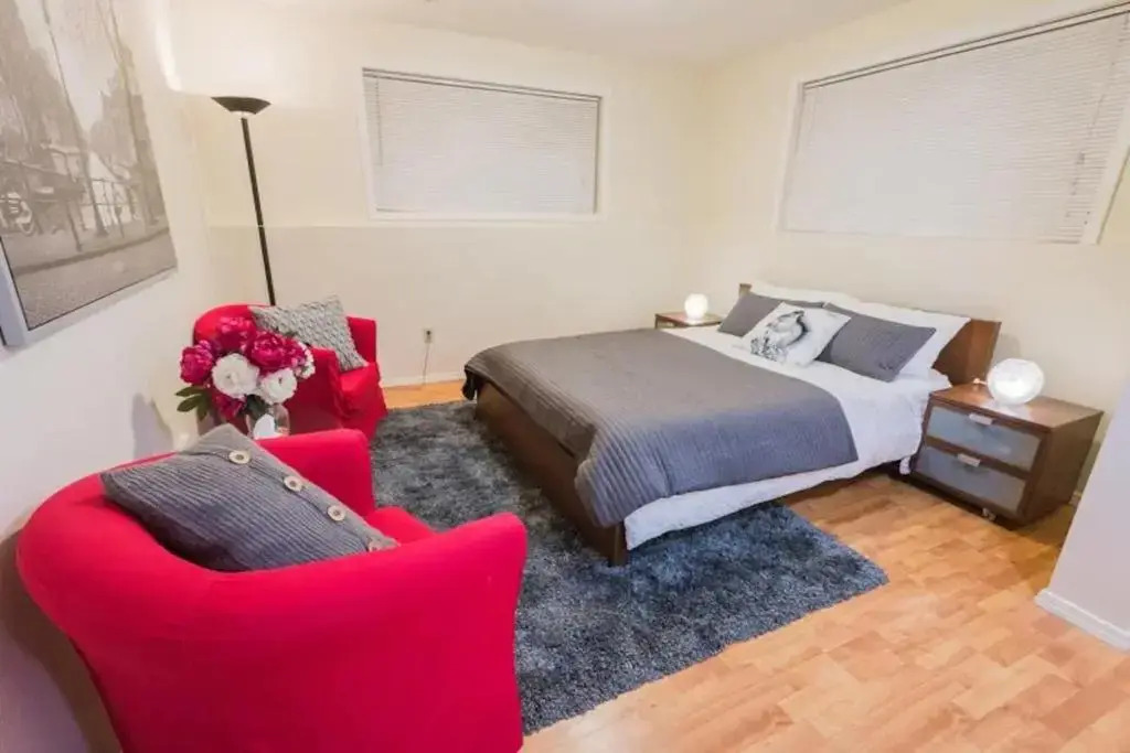 Two Bedroom MIL Apartment Close to Airport Link Rail
