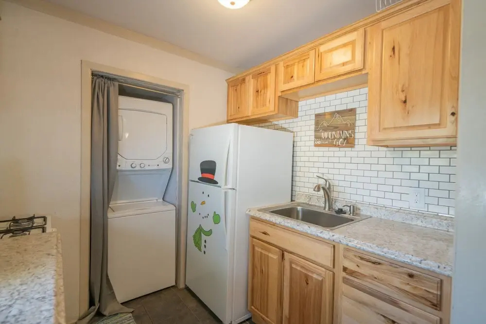 The Burrow - Charming, Cozy Cabin Close To The Lake And The Village! Fire Place! 1 Bedroom Home