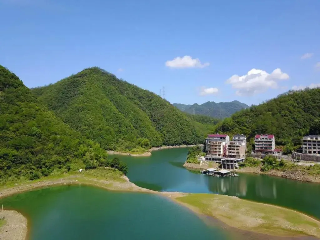 The Lake View Deyishe Resort in Thousand Island Lake