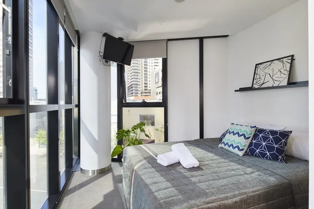 Stylish One Bedroom With Urban Convenience