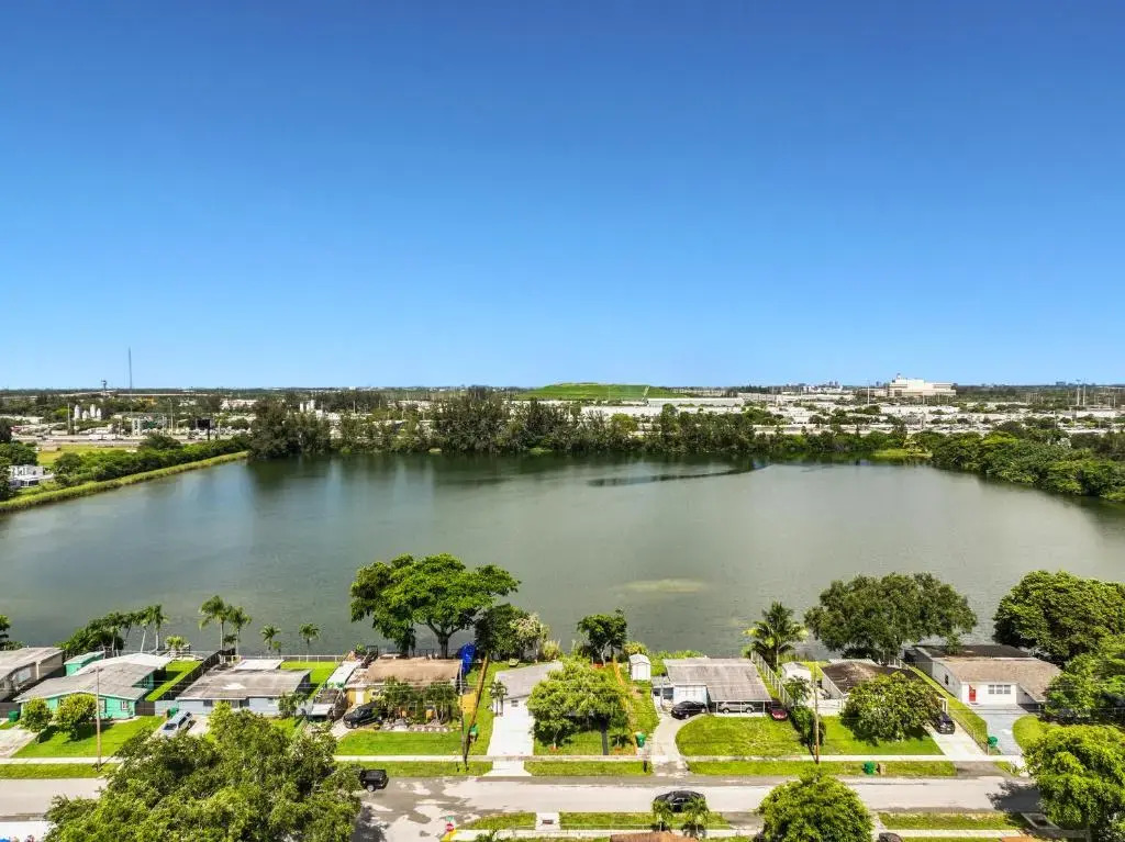 Cheerful 2 Bedroom Lakehouse Home Woffice Space