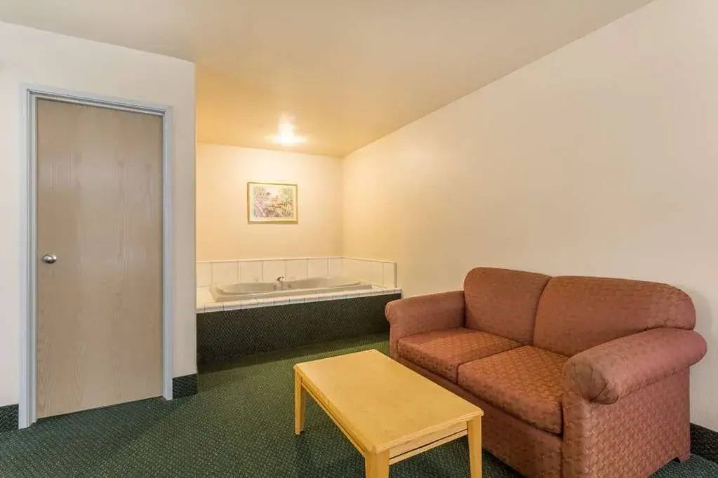 Super 8 by Wyndham Hamilton